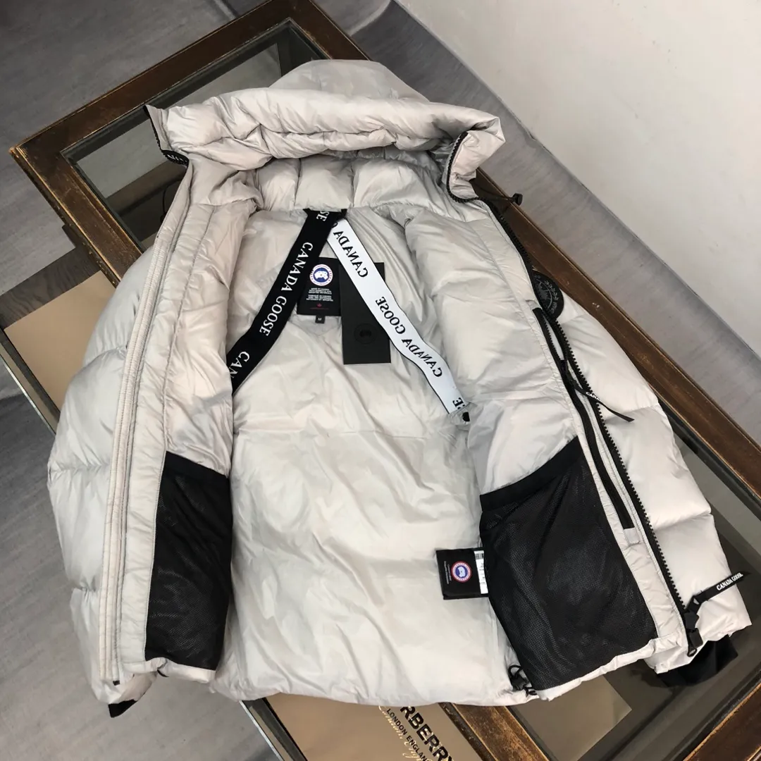 P880 Canada Goose/Canada Goose 2023 limited new Crofton bread down jacket for men and women] Exclusive design concept on the entire network: Canadian brand Canada Goose has always been recognized as the warmest down jacket, and various IS celebrities, Internet celebrities, and celebrities often wear it for street photos. I make Canada Goose every year, but I still can’t get rid of my love for the big geese. No matter how cold the days are, there is no need to be afraid, because there are big geese! Filled with 90% white duck down, Canada Goose is the legendary warmest down jacket and is known as a must-have for Arctic outdoor sports! The most popular down jacket in the world, celebrities are rushing to buy it, it is a must-have! Fabric + Features: ✅ Made of Japanese thermal fabric, with good thermal insulation performance, waterproof and windproof. Wear a hat when going out in the rainy season to keep warm and keep out the rain. ✅ It is filled with 90% international white duck down. The filling amount is much more than any other clothes on the market. Only in this way can it be full and the touch will be very soft. ✅ The original custom-made fabric is made of recycled Feather-Light tear-resistant fabric, which is ultra-light and has no weight-bearing feeling on the upper body and ensures the feel and bulkiness. The interior is made of nylon ylon double-layer sealing design, which will not cause any velvet leakage. The cold-proof effect is as high as level 4. ✅ The zipper is customized from Yoshida YKK factory, with clear engraving and perfect smooth texture. ✅Stand-collar hooded drawstring design achieves double warmth retention effect. ✅The inner ➕ has a waistband design and the waistband has logo embroidery to fit the body better and provide double windproof effect. ✅All accessories are 1:1 original factory. ✅ Imported Behringer embroidery machine to customize the 10,000-needle embroidery logo, 100% restored to the original product. ✅ Collar label, washed label, hang tag, zipper cord, pocket label, back label, collar velvet, Velcro fasteners, all details of the cuffs are authentic, and the hang tags and anti-counterfeiting labels are complete ✅ The cuffs are made of thickened seamless threads, which are warm and comfortable. Craftsmanship: Crofton loaf, the latest style in 2023, with cold protection effect up to level 4, made of recycled Feather-Light tear-resistant fabric, ultra-light, and no weight-bearing feeling on the upper body! The unique black label highlights your temperament‼ ️Color: black silver gray Size: S～XXL